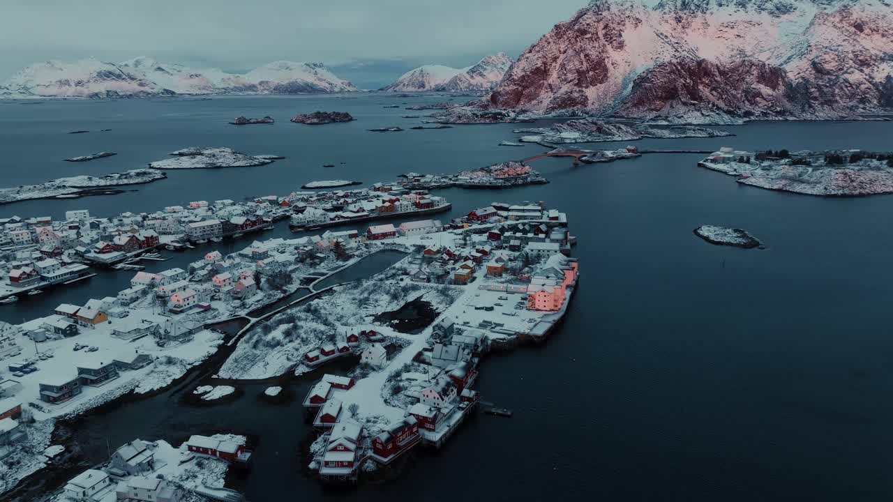 Kışın Lofoten Adaları'nın muhteşem manzarasının havadan görünümü