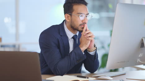 hombre de negocios analizando una estrategia de proyecto