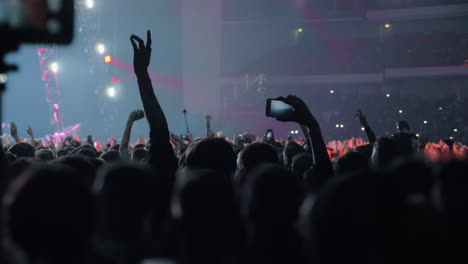 Multitud-De-Jóvenes-Fanáticos-De-La-Música-Bailando-En-El-Concierto