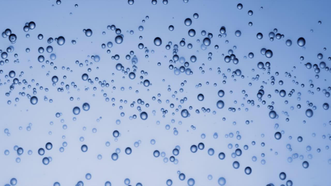 파란 물에 많은 물 거품이 가 ⁇ 게, 느린 움직임의 거품과 함께 추상적인 물 파동.