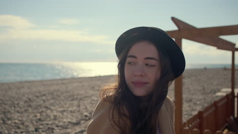 mujer en la playa