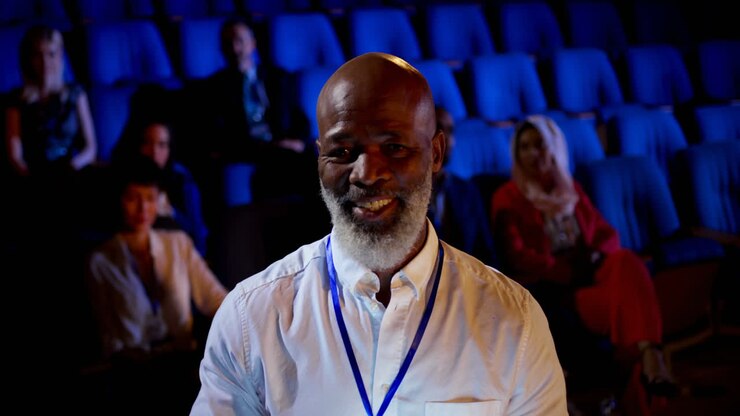 Uomo d'affari afroamericano che partecipa a un seminario aziendale in auditorium 4k