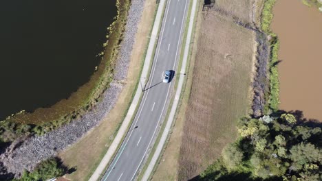vista aérea de una carretera en el vertedero entre dos lagos