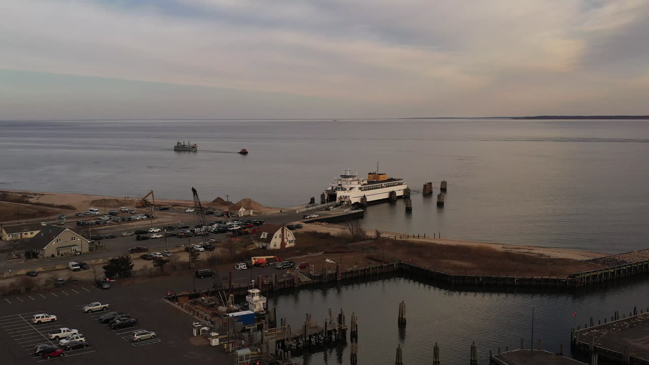 снимок с воздуха: паром "ориент-пойнт" причаливает к причалу, принимая автомобили и пассажиров