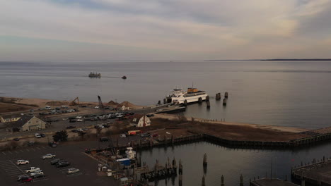 una toma aérea del transbordador orient point atracado, tomando vehículos y pasajeros