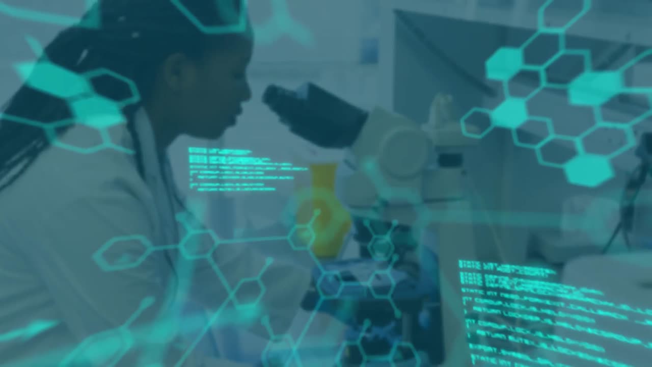 animación del procesamiento de datos científicos sobre una científica afroamericana en el laboratorio.