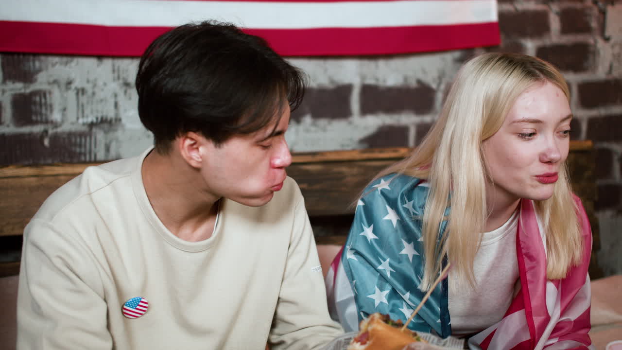 7월 4일을 축하하는 친구들