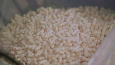 fabricación de medicamentos. las pastillas caen en la bandeja de recogida