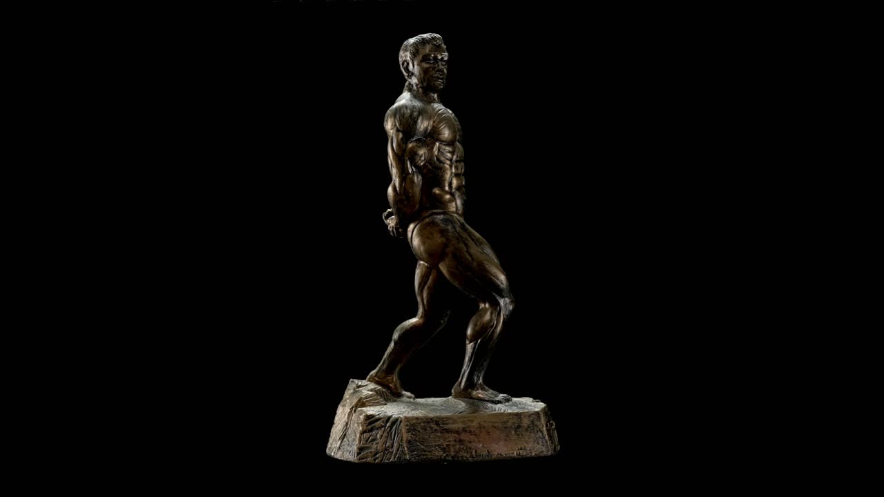 Statua di bronzo del trofeo di bodybuilding isolata su sfondo nero uniforme
