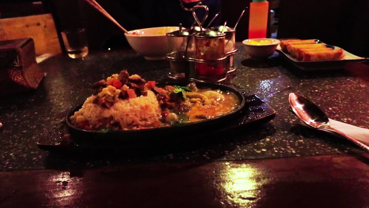 뜨거운 주철 접시에 콩, 계란, 쌀 제공