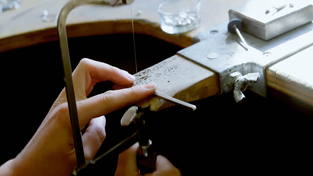 4k 워크 ⁇ 에서 일하는 보석 디자이너