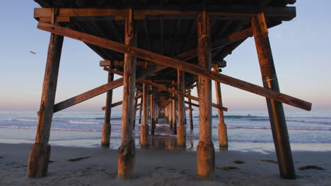 Debajo-Del-Muelle-De-Newport-Beach-Al-Amanecer---Muelle-De-Pesca-En-Newport-Beach,-California