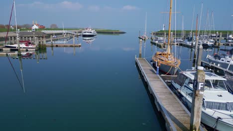 Tiefflug-Zum-Wasser-Am-Hafen-In-Richtung-Der-Boote