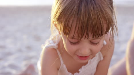 Glückliche-Familie,-Die-Am-Strand-Spielt-Und-Bei-Sonnenuntergang-Eine-Sandburg-Baut