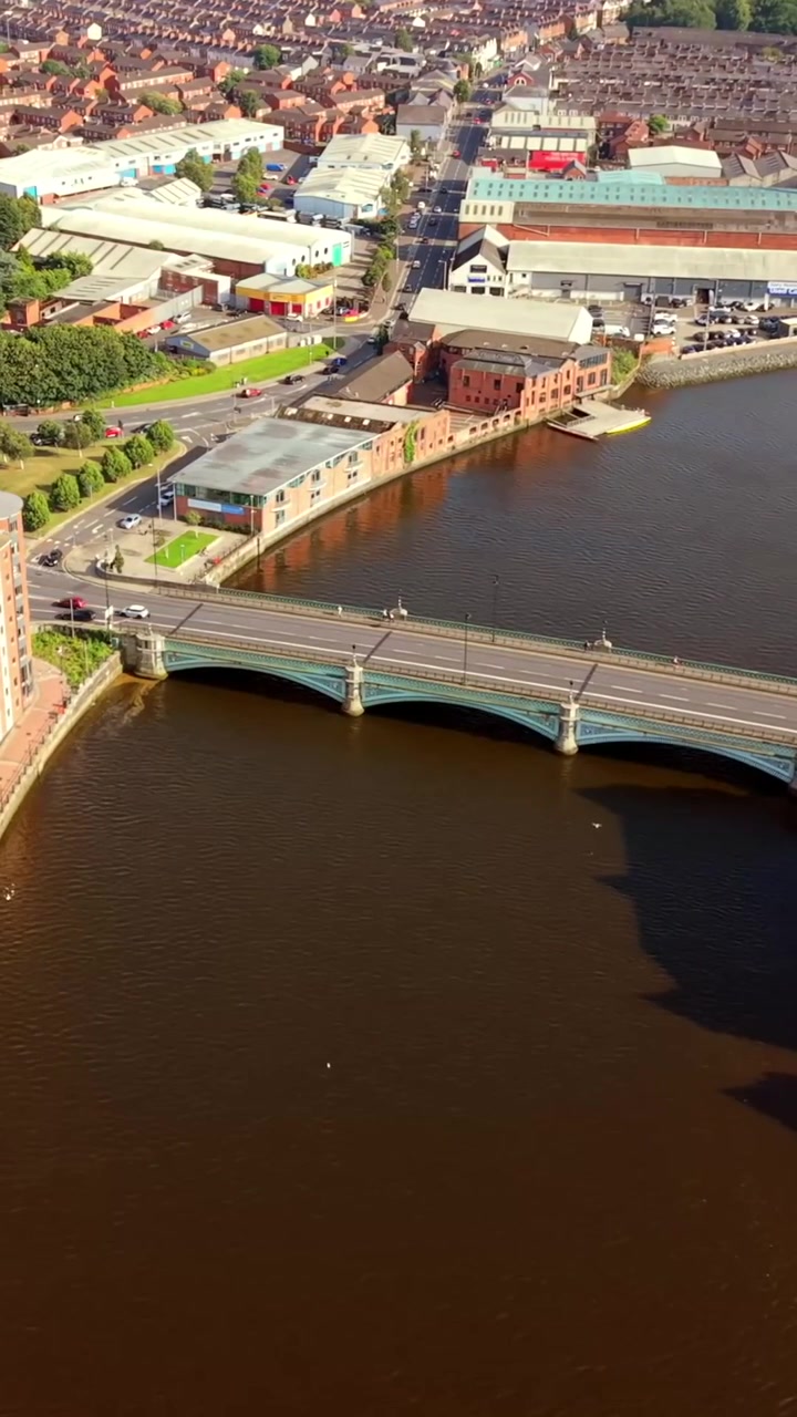 Video aereo verticale in senso orario a 60 FPS per social media del Ponte Albert nel centro di Belfast, Irlanda del Nord, Regno Unito. Prodotto con colori Rec709 per la trasmissione.