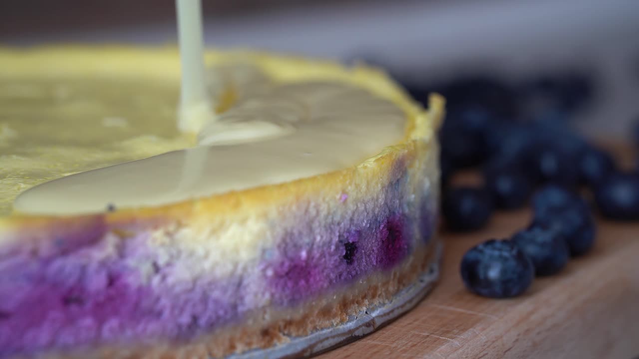 블루베리 치즈케이크 위를 덮고 있는 진한 크림 소스의 황홀경