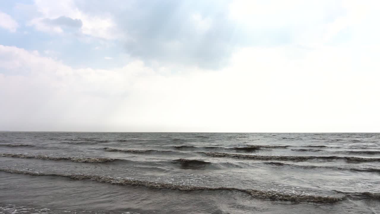 해안선에서 구름이 많은 날