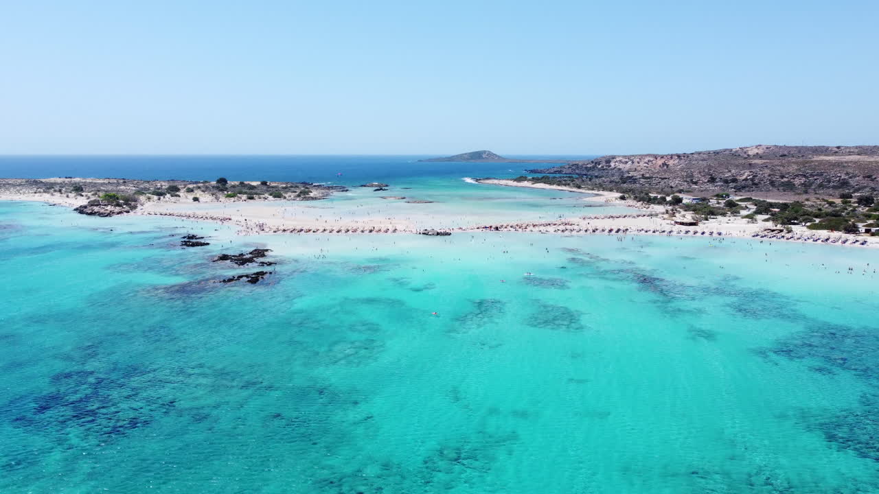 vista aérea orbitando la isla de la playa de elafonisi, creta, grecia con un paisaje marino tropical azul turquesa