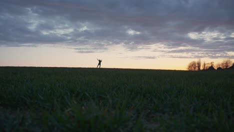 Silhouette-Mädchen-Tanzen-Vor-Freude-Bei-Sonnenuntergang