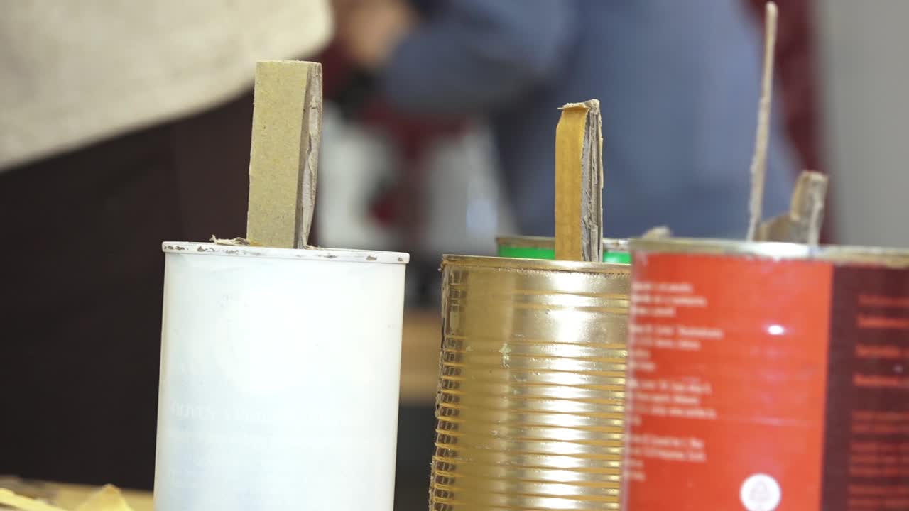 참호 양초는 자원 봉사 도우미가 만듭니다.