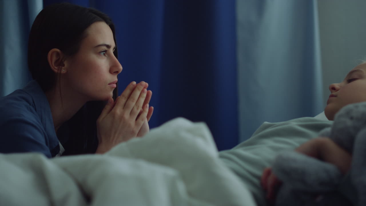 수술 후 잠자는 딸의 병실에 앉아 있는 엄마의 초상화.