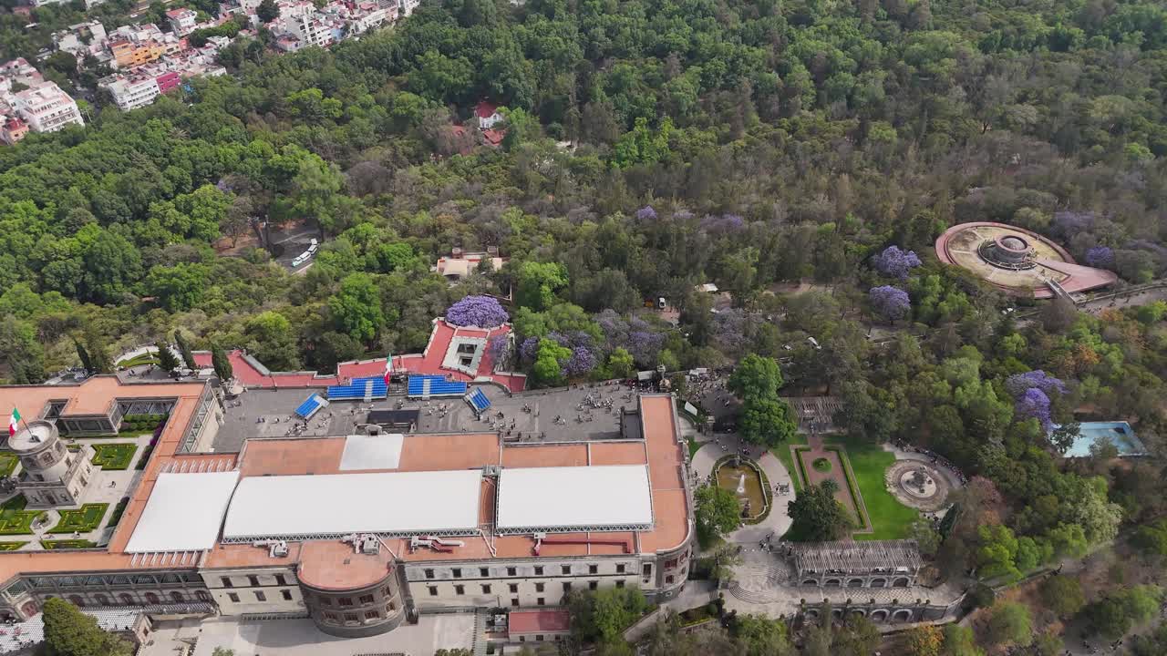 vistas del histórico castillo de chapultepec y el parque urbano en la cima de una colina