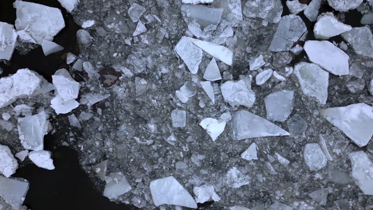 드론이 아래로 내려다보며 대륙 위를 얼음산처럼 천천히 날아다닙니다.