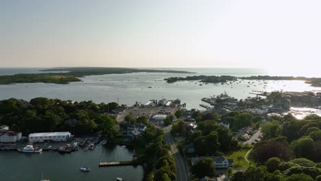 tomada de un avión no tripulado de la terminal de woods hole en cape cod