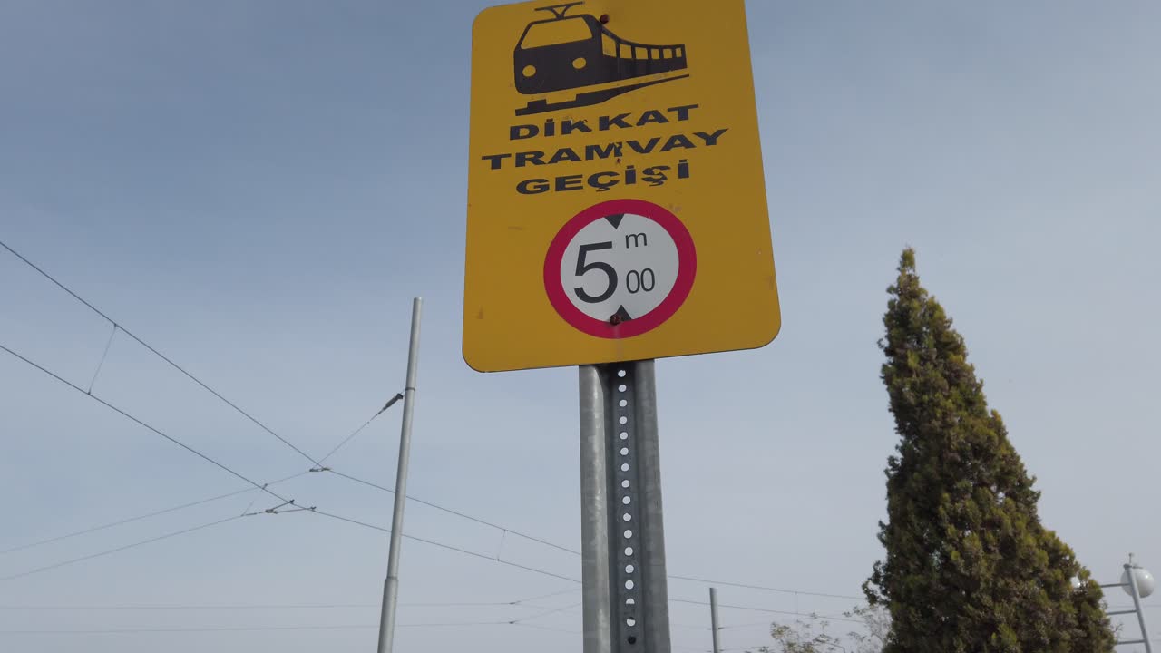 터키어로 된 노란색 교통 표지판