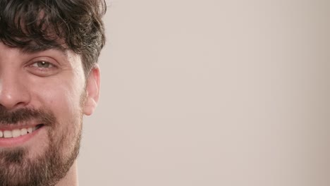 retrato en primer plano de un hombre sonriente