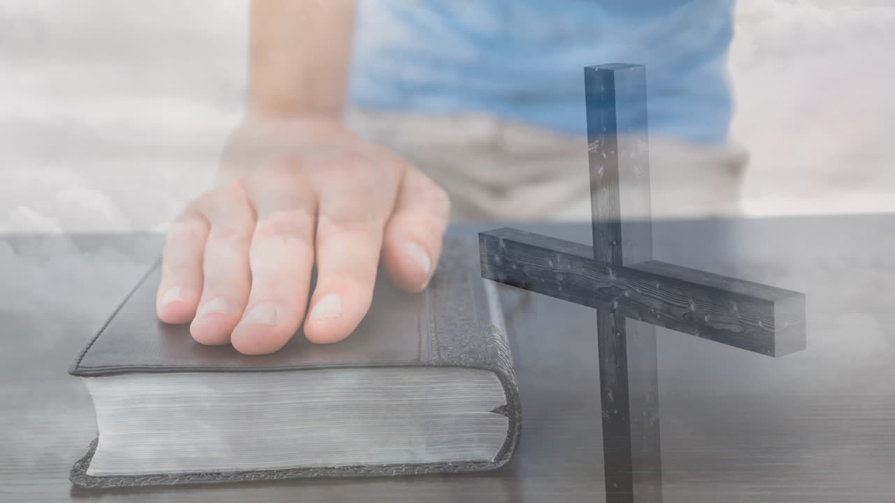 십자가와 함께 책을 들고, 구름 애니메이션을 배경으로