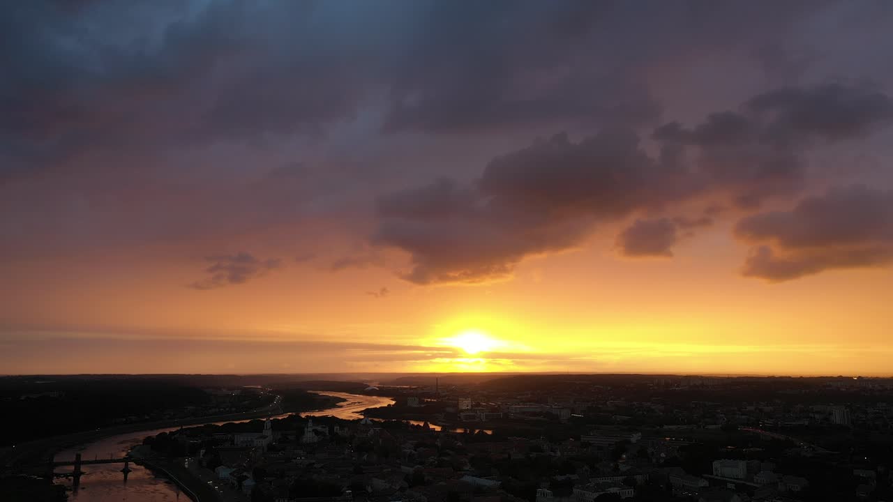 casco antiguo de kaunas. vista aérea de drones. espectacular puesta de sol