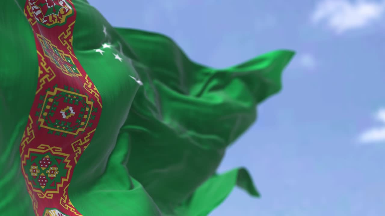 detalle de la bandera nacional de turkmenistán ondeando en el viento en un día despejado