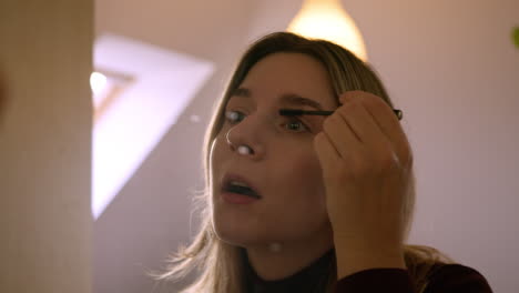 chica maquillándose en casa