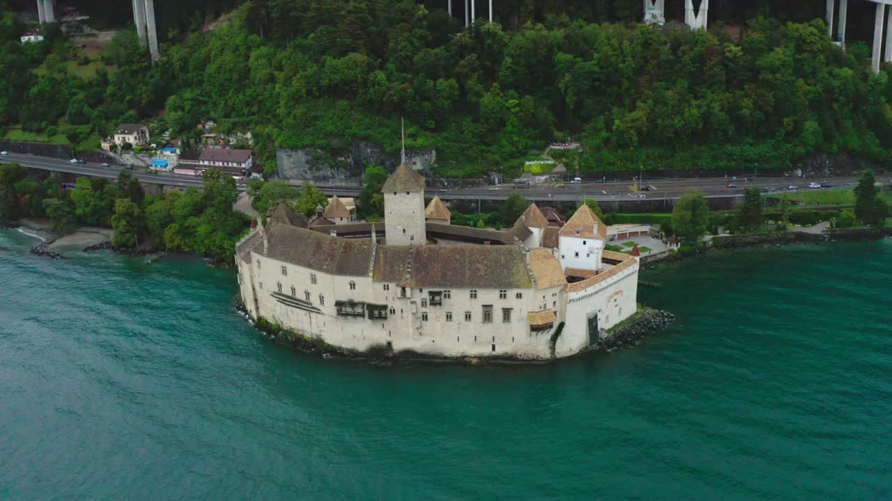 항공 드론 카메라는 앞으로 나아가고 있습니다. 칠론 성에서 가장 아름답고 아름다운 관광지입니다.