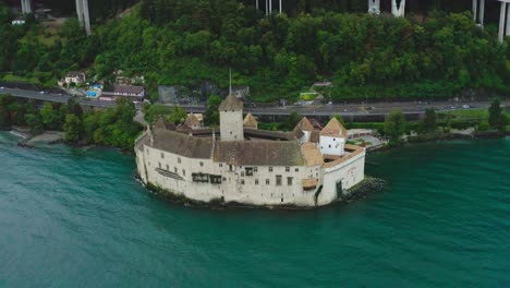 la cámara aérea de drones se está moviendo hacia adelante el mejor y más hermoso lugar turístico en el castillo de chillon en