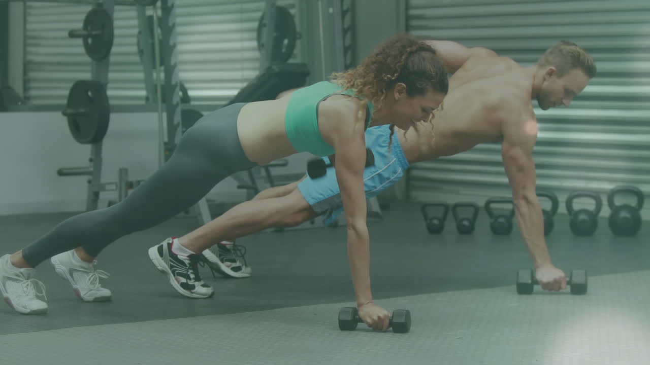 animación de luz brillante sobre un hombre y una mujer en forma haciendo ejercicio en el gimnasio