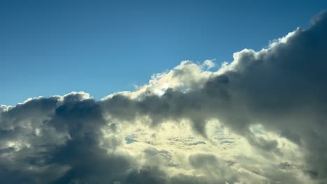 punto de vista piloto único volando a través de algunas nubes justo después del amanecer en una espléndida mañana de otoño con un cielo azul profundo y sol por delante