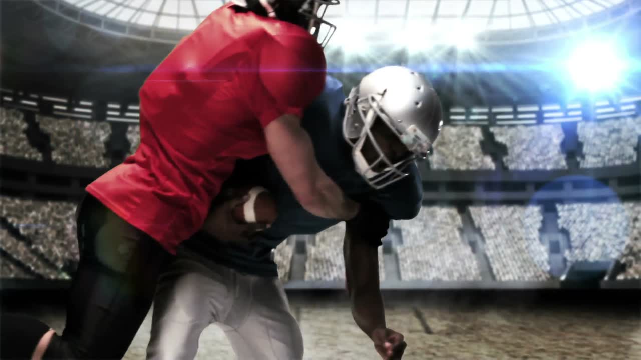 Giocatore di football americano serio che placa per il pallone