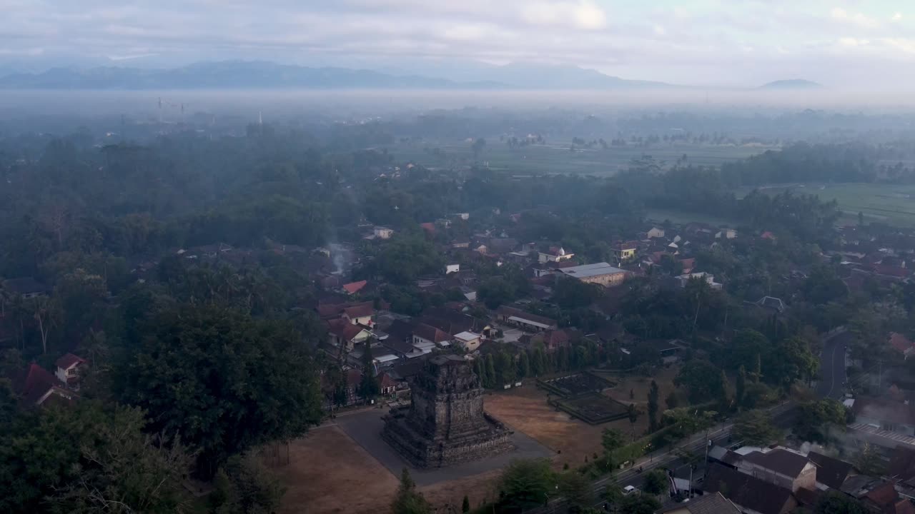 filmagem do templo de mendut, no centro de java, na indonésia