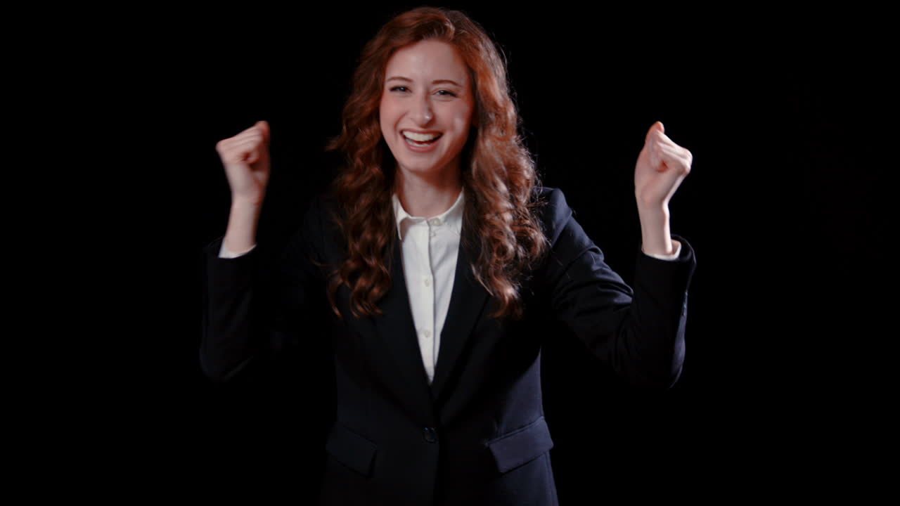 백인 사업가 여성이 축하합니다.