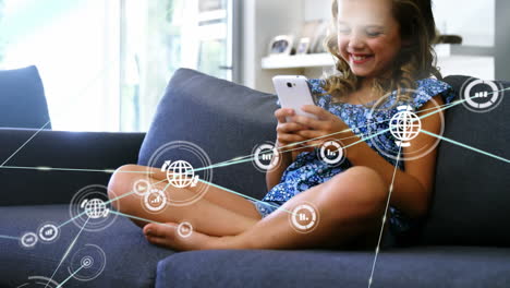 animación de una red de iconos digitales sobre una chica caucásica usando un teléfono inteligente en el sofá de casa.