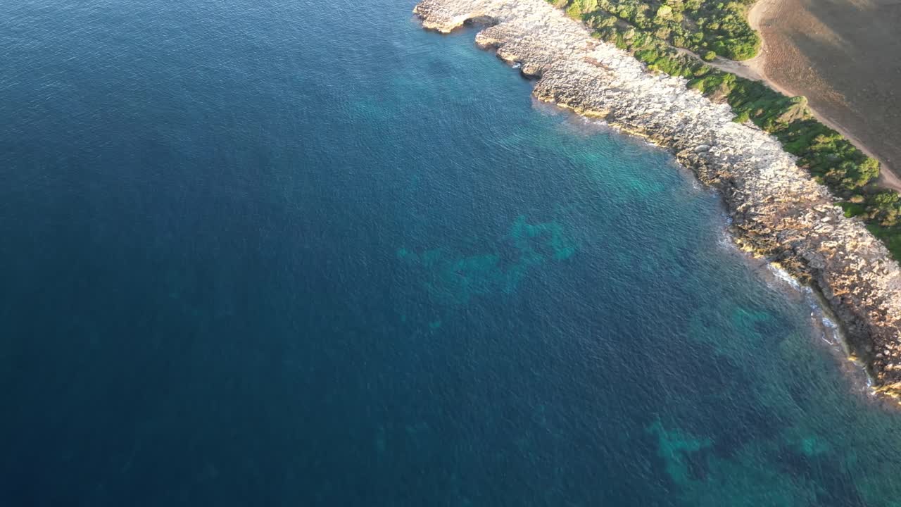vista aérea de drones de un paisaje marino sereno con orillas rocosas cerca de sa coma, mallorca, españa