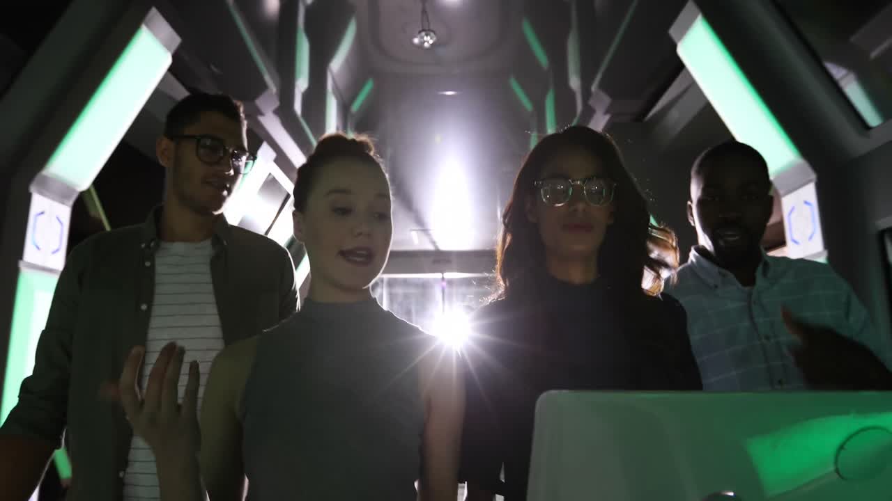 노트북 4k를 사용하는 여성 임원