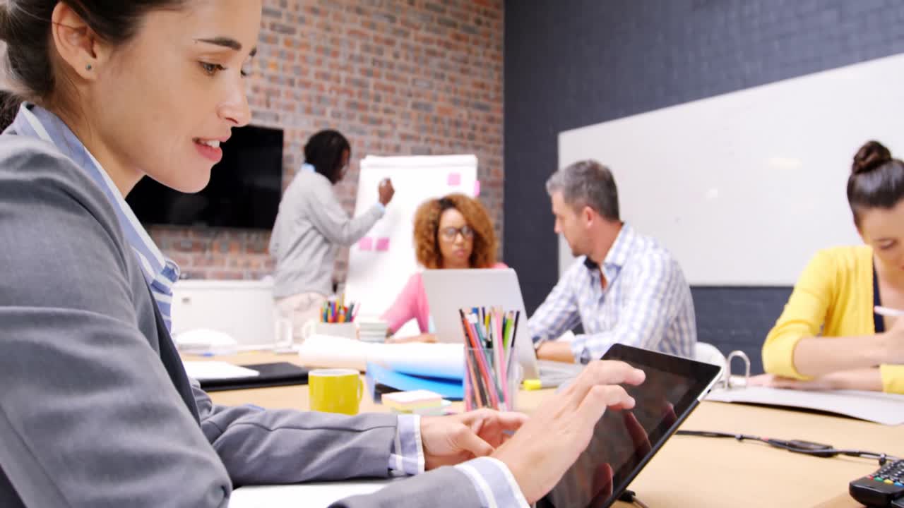 ejecutiva de negocios que usa una tableta digital en la oficina