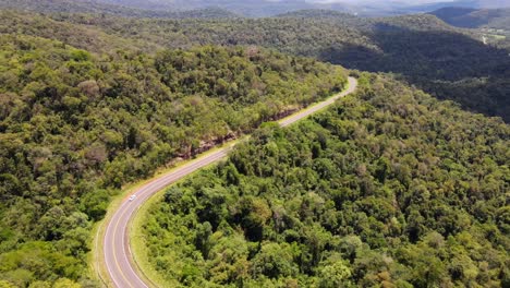 Un-Magnífico-Camino-Que-Serpentea-A-Través-De-Terreno-Montañoso-Y-Exuberante-Jungla,-Brindando-Un-Viaje-Impresionante-A-Través-De-La-Naturaleza-Prístina