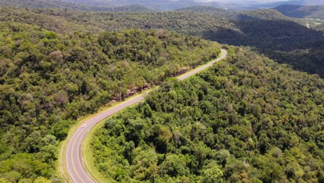 un magnífico camino que serpentea a través del terreno montañoso y la exuberante jungla, proporcionando un viaje impresionante a través del desierto prístino