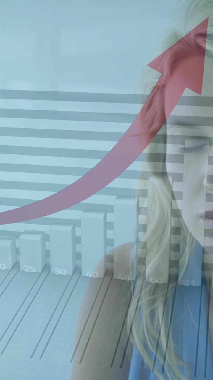 Animation der Datenverarbeitung über einer kaukasischen Geschäftsfrau im Büro