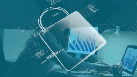 animación del candado de seguridad en línea y procesamiento de datos sobre una mujer de negocios que usa una computadora portátil