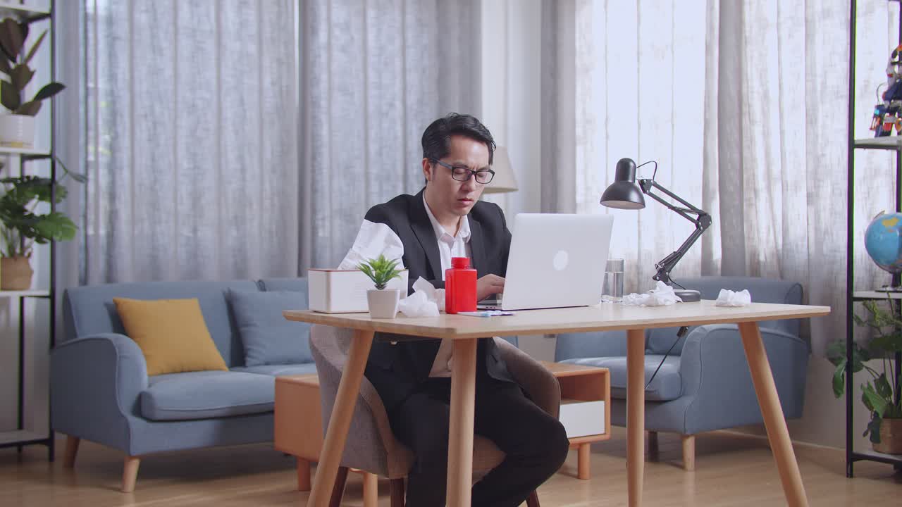 아픈 동안 집에서 일하는 남자